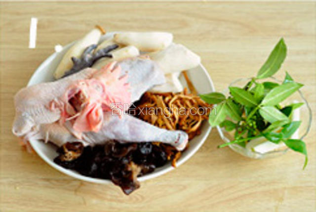 原料图。木耳黄花菜泡发。