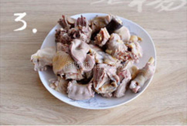 鸡肉沥干水。
