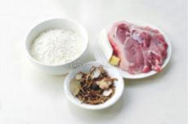 准备所需材料。其中，炖肉料包一份：八角1颗、桂皮1小块、草果1颗、肉豆蔻1颗、良姜1小块、丁香10粒、花椒20粒、陈皮2块、白芷2块、香叶3片。
