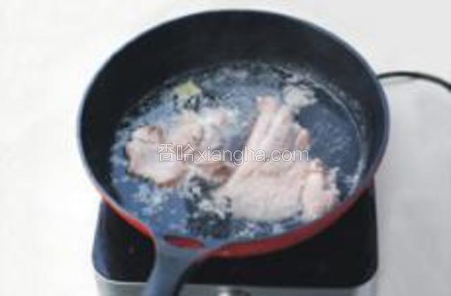 把猪肉洗净放入锅中，倒入清水（没过食材表面），大火加热煮沸后继续煮3分钟后捞出，用清水冲净表面的浮沫，焯烫猪肉的水倒掉不要。
