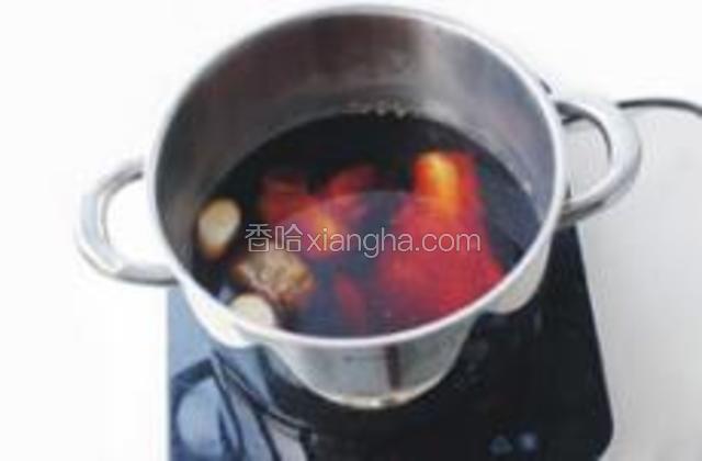 将焯烫好的猪肉放入锅中，加入足量清水（没过食材表面），用大火煮沸后再放入盐、葱、姜、生抽、老抽、冰糖，再将炖肉料用纱布包好放入锅中。
