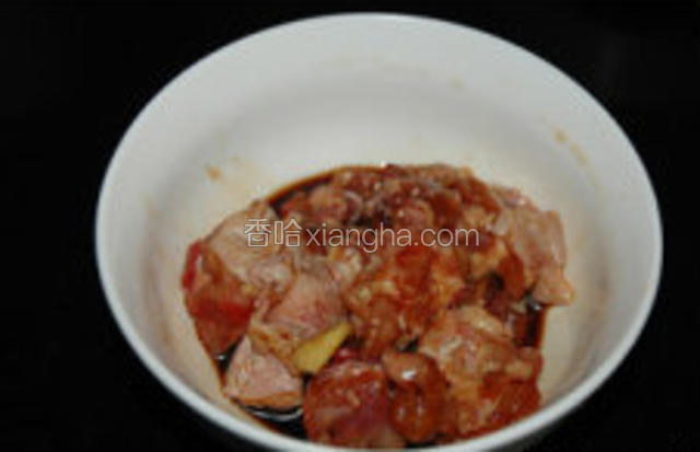 鸡全腿剁小块，洗净装入大碗里，加盐，料酒，酱油 ，姜抓匀腌20分钟。