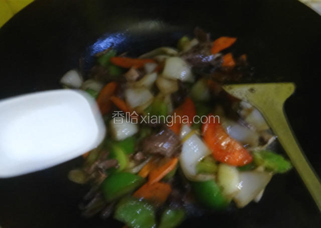 全部炒熟了，出锅前撒盐，加鸡精。（盐和鸡精不要一把全撒下去，像雪花飘落般，慢慢撒，要均匀哦）翻炒均匀就可以装盘了
