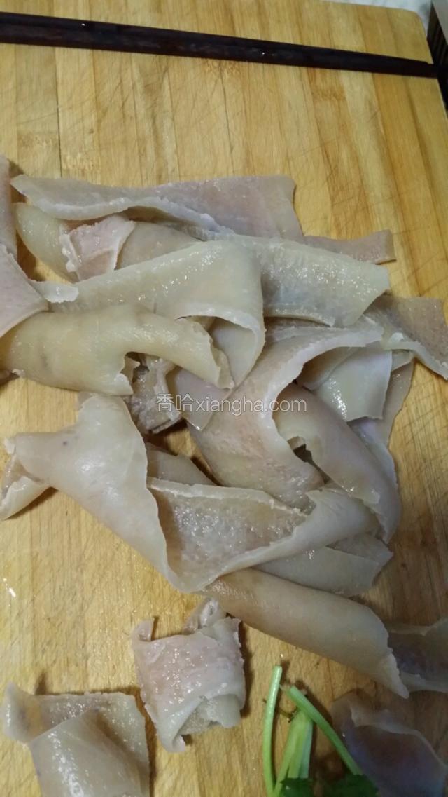猪皮收拾干净，用水煮15分钟后去油脂。