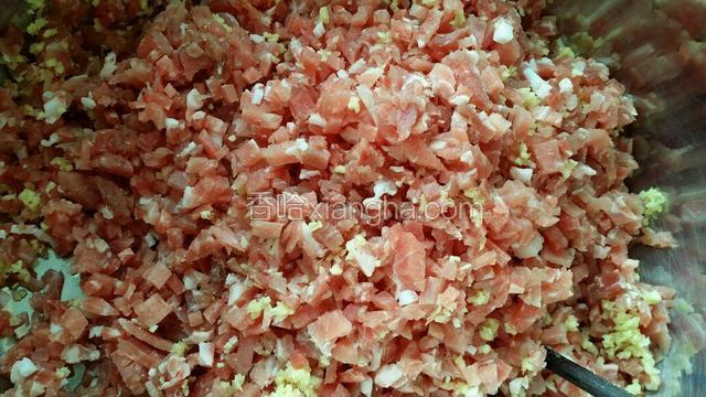 其他1/4肉切成小肉丁，冻一下再切很好切。