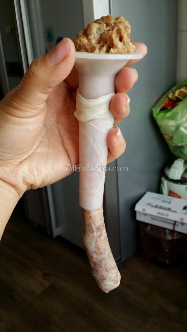 开始灌肠，用筷子从容器的四周开始往下塞。