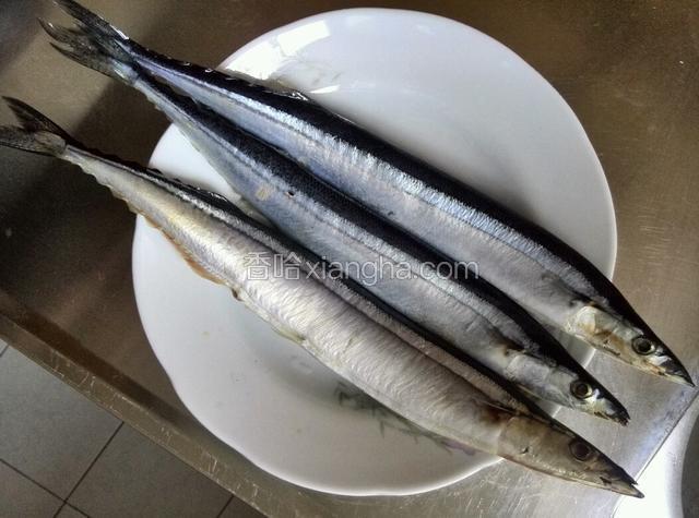 秋刀鱼处理干净，用盐、料酒腌制入味