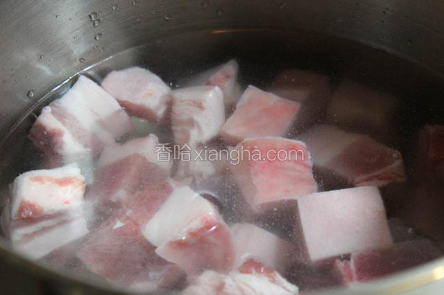 焯肉。锅中加入适量的清水，冷水下锅，倒入五花肉、适量的料酒。大火煮开后、撇去浮沫，捞出备用。
