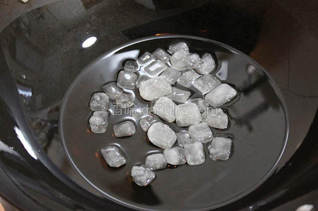 炒糖色。将炒锅微微烧热，倒入适量的食用油，加入冰糖。小火煸炒。
