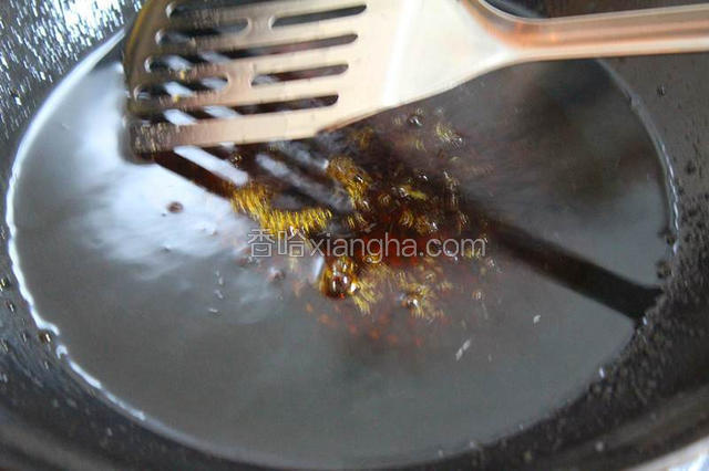 煸炒至冰糖全部融化，从锅底部开始往上冒黄色的小泡时即可。 
