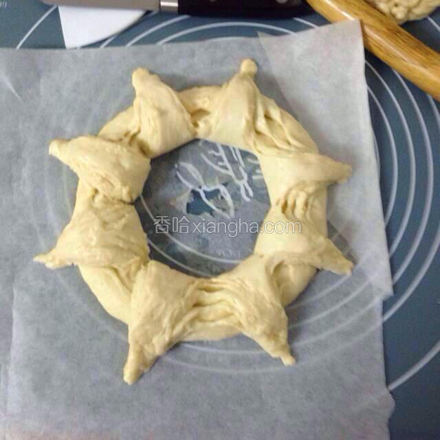 提起角向外翻开。