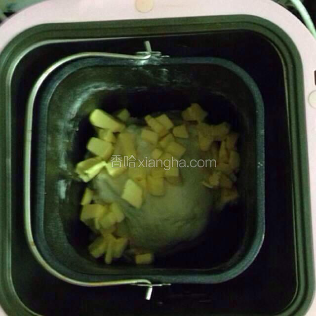 做法：把除黄油外的所有原料放入面包机中搅拌30分钟 ，我的面包机搅拌功能定时是15分，搅了两次是30分钟后加入黄油再搅15分钟
