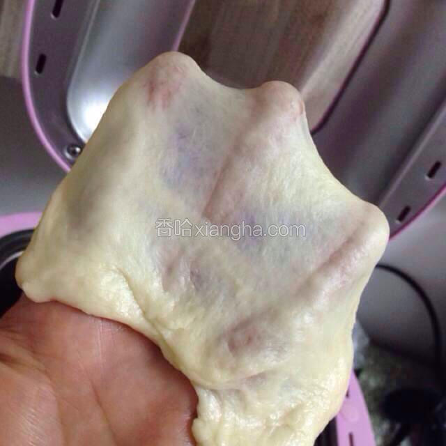 搅成光滑能拉出稍具透明薄膜状的面团