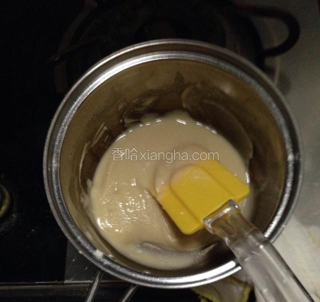 色拉油加热至沸腾,趁油热时加入已过筛的低筋面粉并离火，快速搅拌成烫面团。