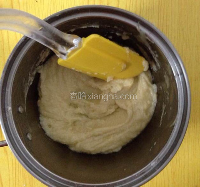 烫面团中加入炼乳，搅拌均匀。