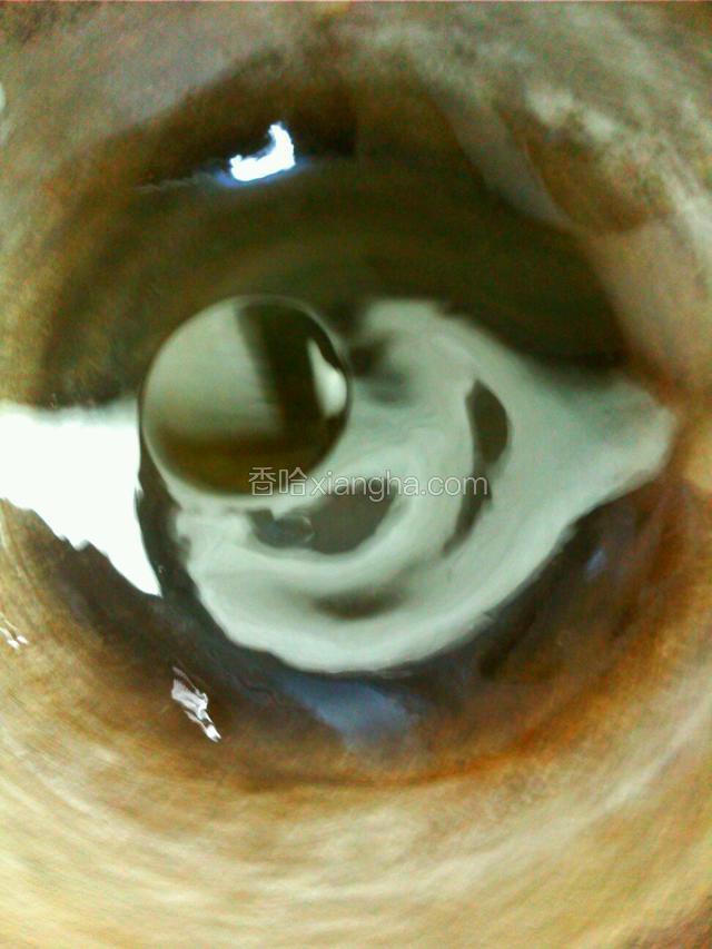 炒锅烧热后冷油滑锅放入鸭块煸炒（中小火），待鸭块出油鸭皮微黄后滤出，油留锅内