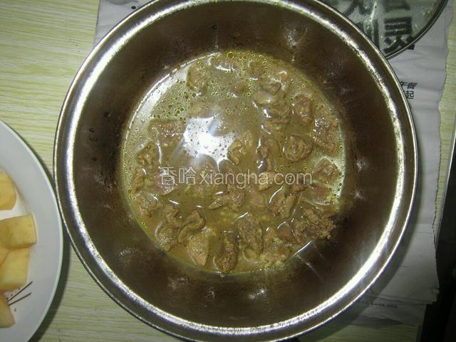 我自己是用小汤锅煸炒的牛腩，加点油爆炒蒜蓉后放进牛腩炖熟。炖好的牛腩和卤汁备用
