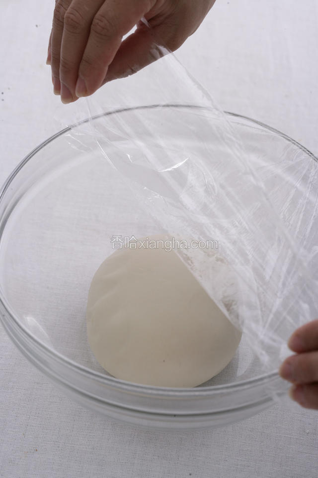 面粉加盐混合后，慢慢倒入水，边倒水边用筷子搅拌面粉，用手揉成光滑的面团后，盖上保鲜膜，饧10分钟后取出，继续揉3分钟，盖上保鲜膜，饧1个半小时左右。
