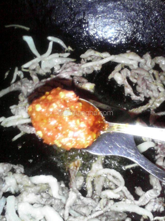 放入豆瓣酱炒出红油
