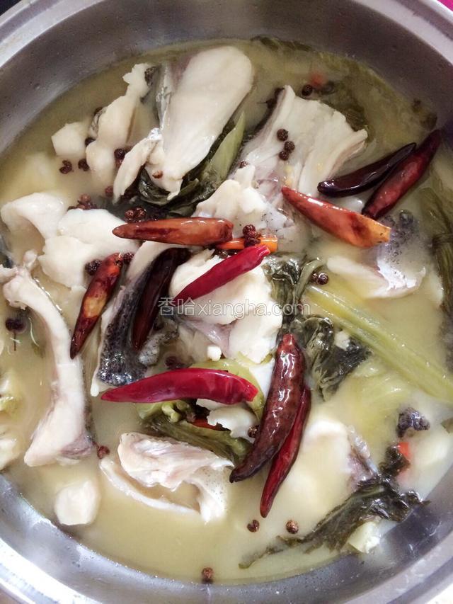 下油烧热，放生姜蒜胡椒花椒，烧制沸腾直接淋在盛好的鱼肉上，吱吱响