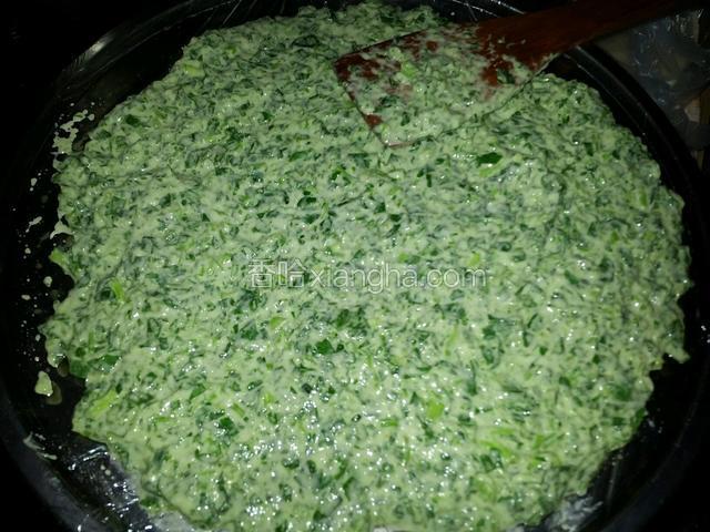 铲子抹平于蒸笼，（蒸笼用保鲜膜保住抹油，以便蒸熟好揭）