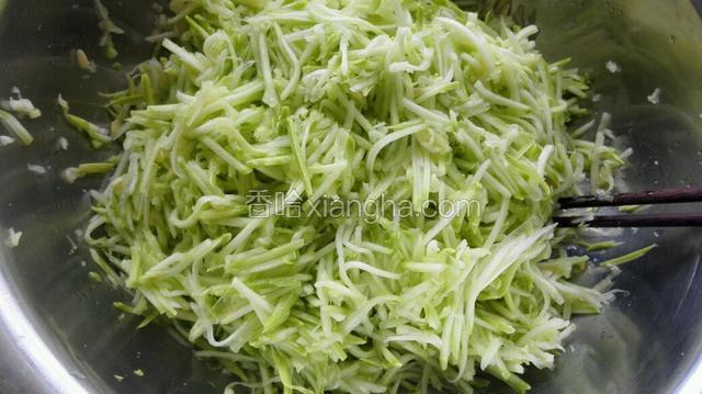 西葫芦挖掉内瓤插成丝！