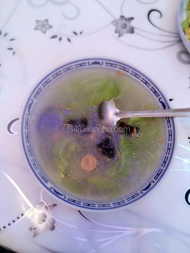 往锅中倒入高汤、水，烧开后加入苦瓜条、皮蛋块、盐、味精、料酒烧开即可。

