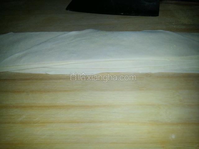 切长条状，撒玉米面防粘