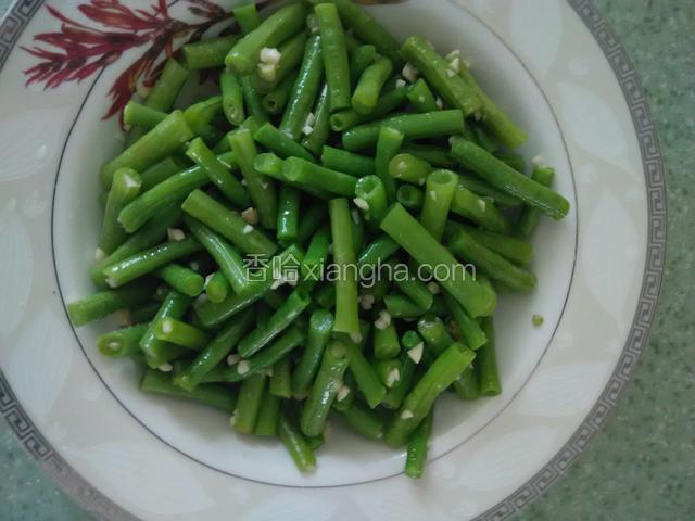 将豇豆与调味料拌匀。