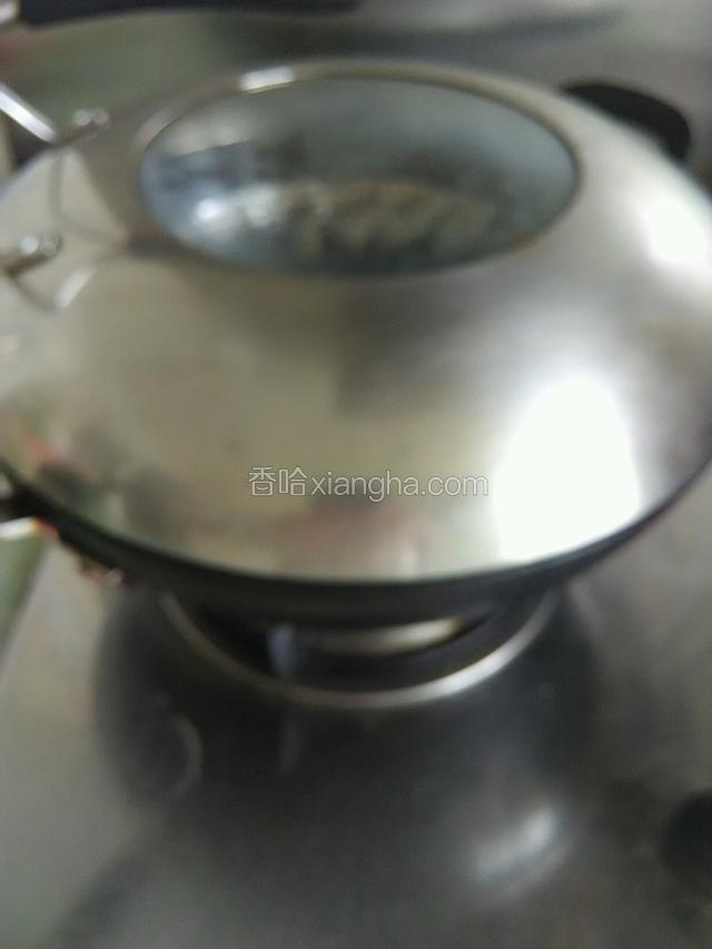 过上火将水烧开。