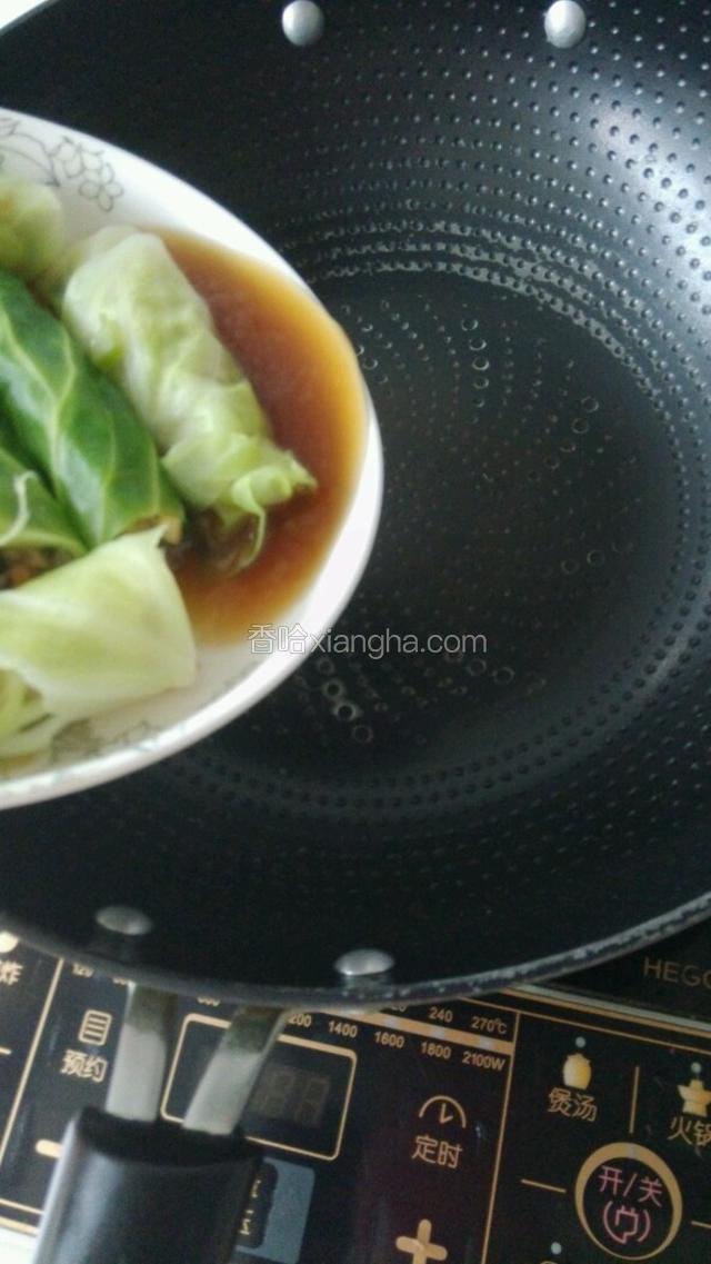 蒸好的菜卷汤不要倒掉，将汤倒入锅中