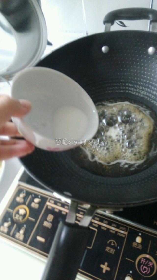 加入水淀粉勾芡