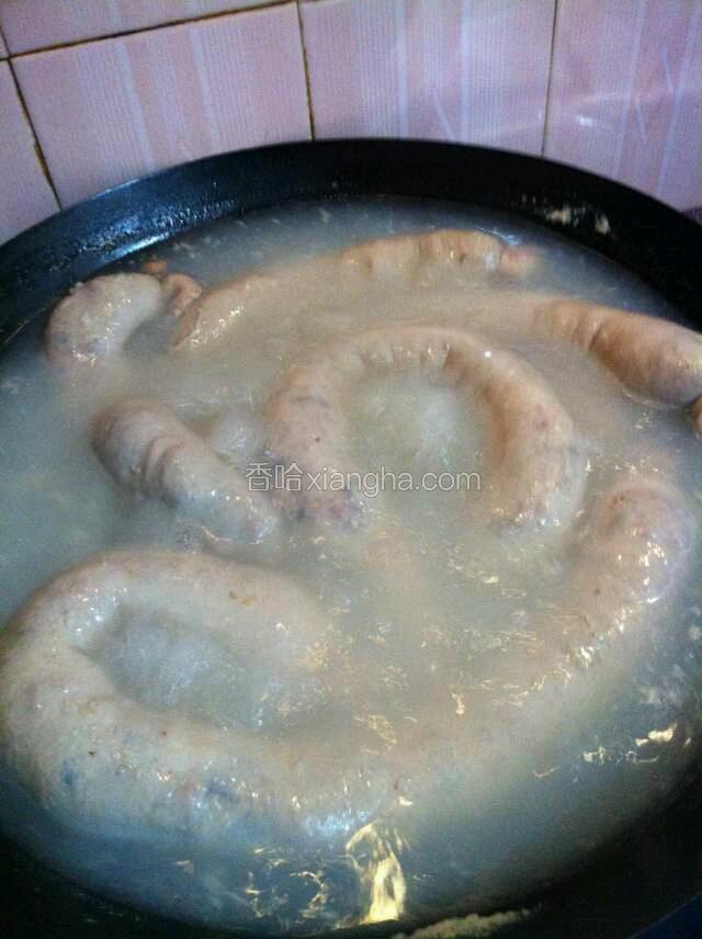 把上面的材料全部装进大肠子里，两头打上结冷水下锅，中火煮开后改中小火煮40分钟关火待温热不烫手了，捞起来控水