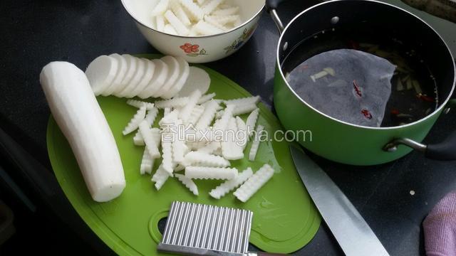 将白萝卜切成筷子粗细丝
用盐腌上。待萝卜要用盐腌出水来，请用凉水透出盐水来，控干待用。
