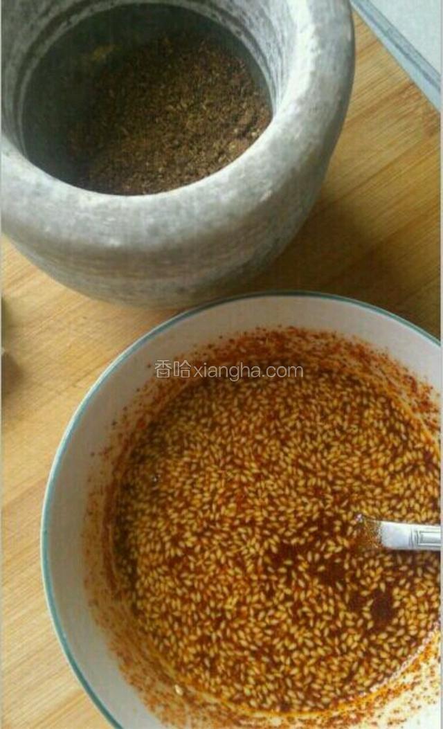 把花椒炒香锤成末。
干净的炒锅里倒入油（比平时炒菜的油要多许多）待油温烧至80度左右把热油直接倒入装有辣椒粉的碗里搅拌均匀即可。
