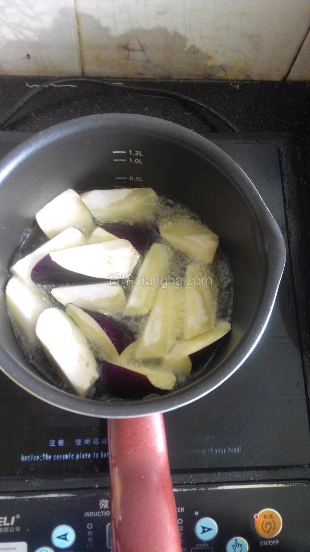 锅倒入适当的油，热后放入茄子炸
