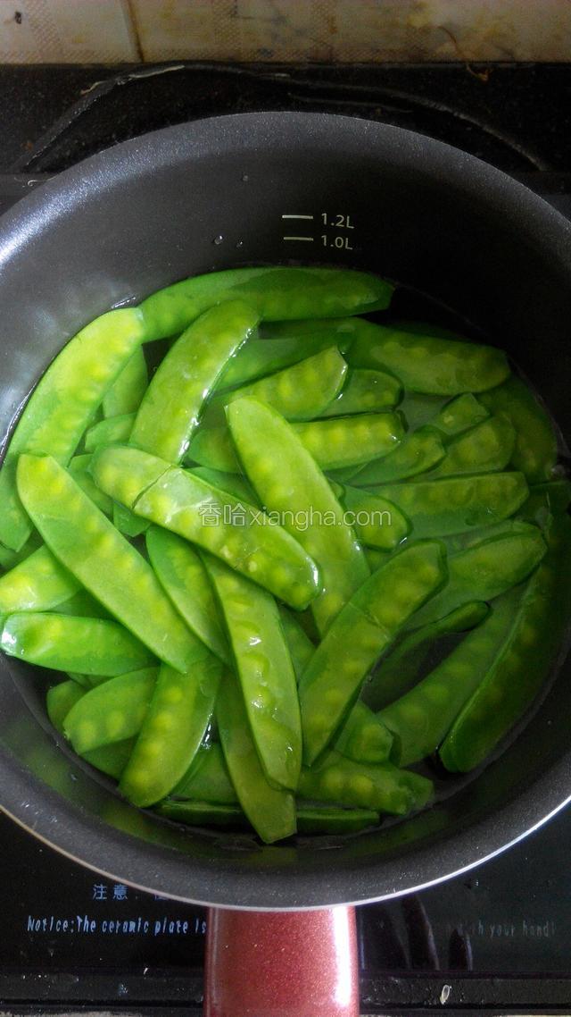 烧水，水开把扁豆放入捞一下，水再滚马上捞出