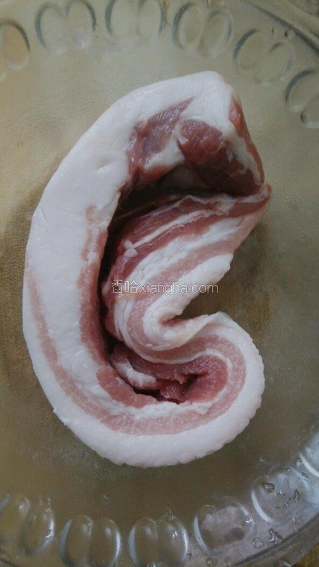 五花肉洗净，切小块，麻将大小即可。（宁愿大，不可小。）