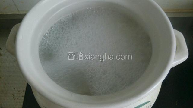 水开后，继续大火煮5-6分钟。让肉在罐子里翻滚。