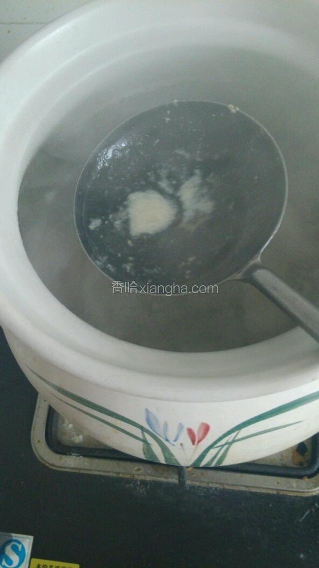 用勺子将煮出来的油末盛出。加入料酒少量。