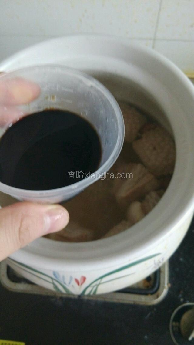 小火加盖焖煮到1小时左右，加入红烧酱油。