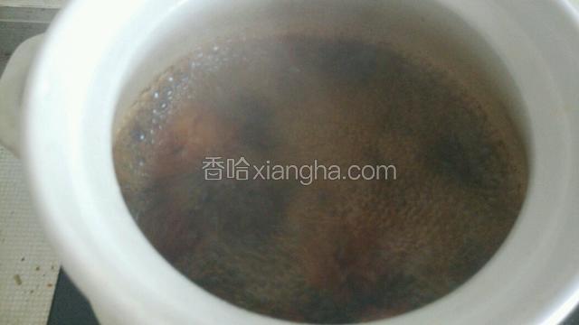 小火加盖焖煮到2小时左右，加入盐少许，开盖改大火收汁。