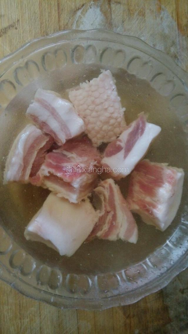 将切好的肉，放容器内，加冷水加料酒浸泡15分钟。（去血水，除肉醒。）