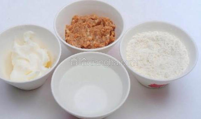 将猪肉糜和水充分拌匀并调味。
我是用平时包肉子调的味