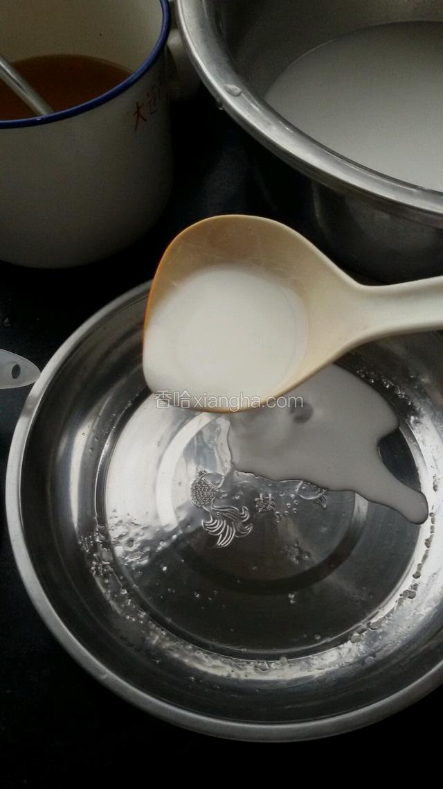 用饭勺舀一勺泡好的面浆

