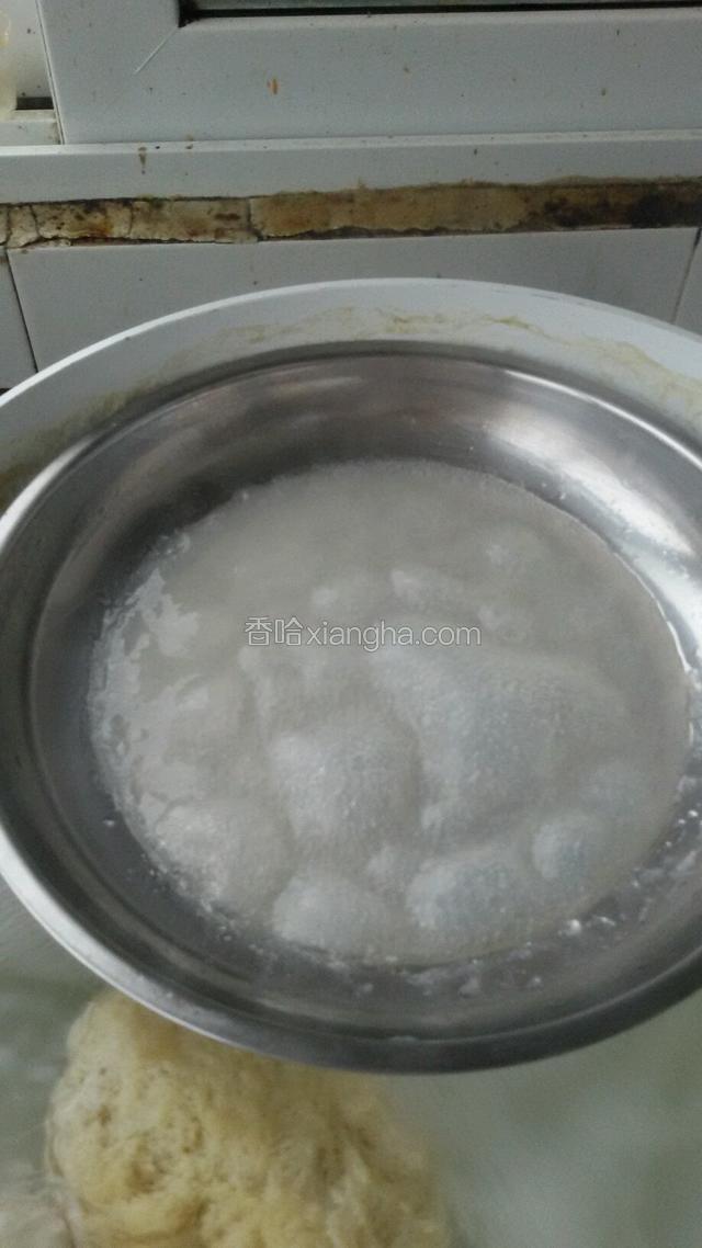 看到盘子里面的面浆起泡，出锅。