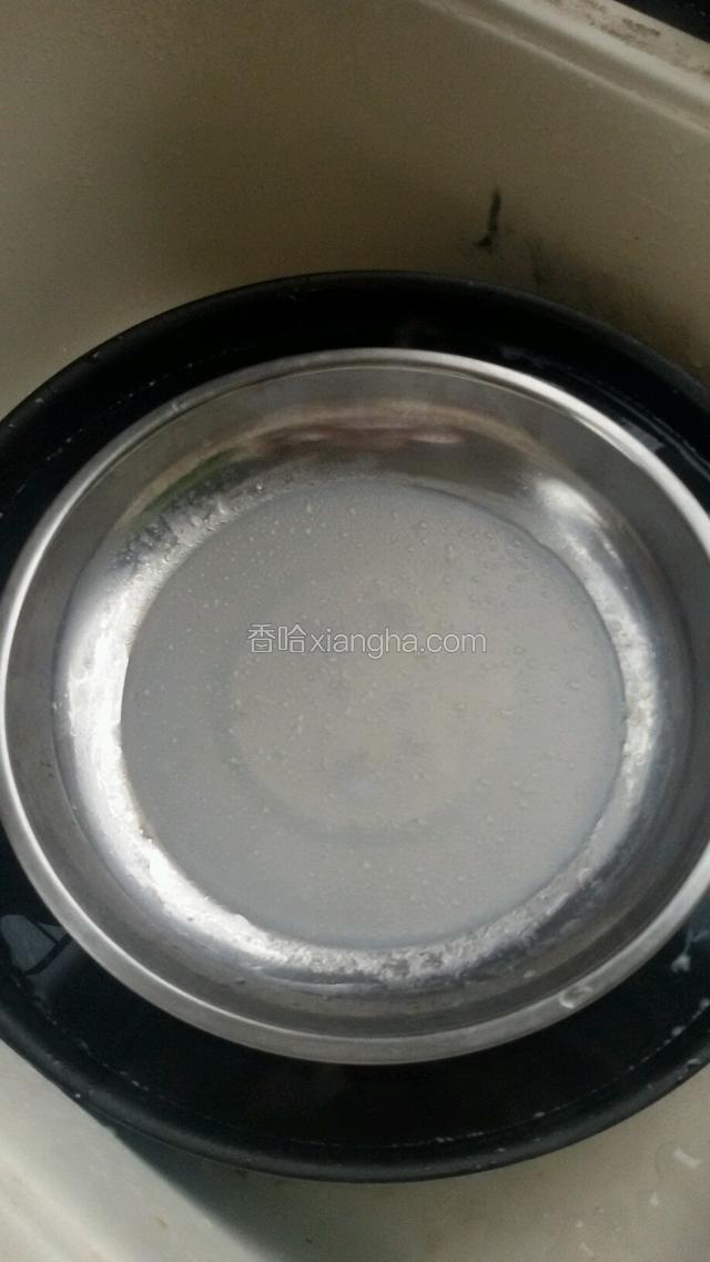 将盘子放到一个有凉水的容器里，（盘子里面不能有水）