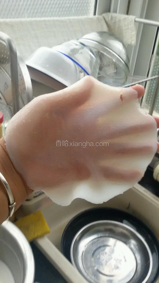 冷却后，用手把面皮揭下来。