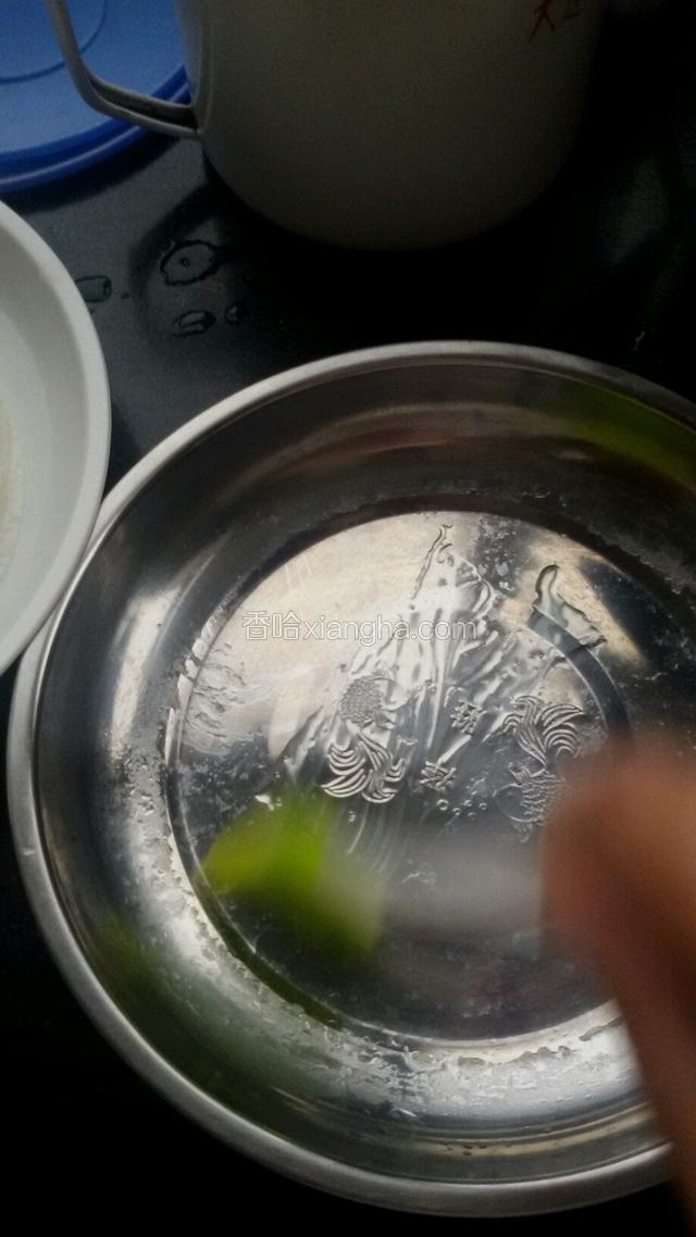 洗面的方法，我已在（准备明天做凉皮）里，这里不在讲了。
准备一个盘子，刷上油。