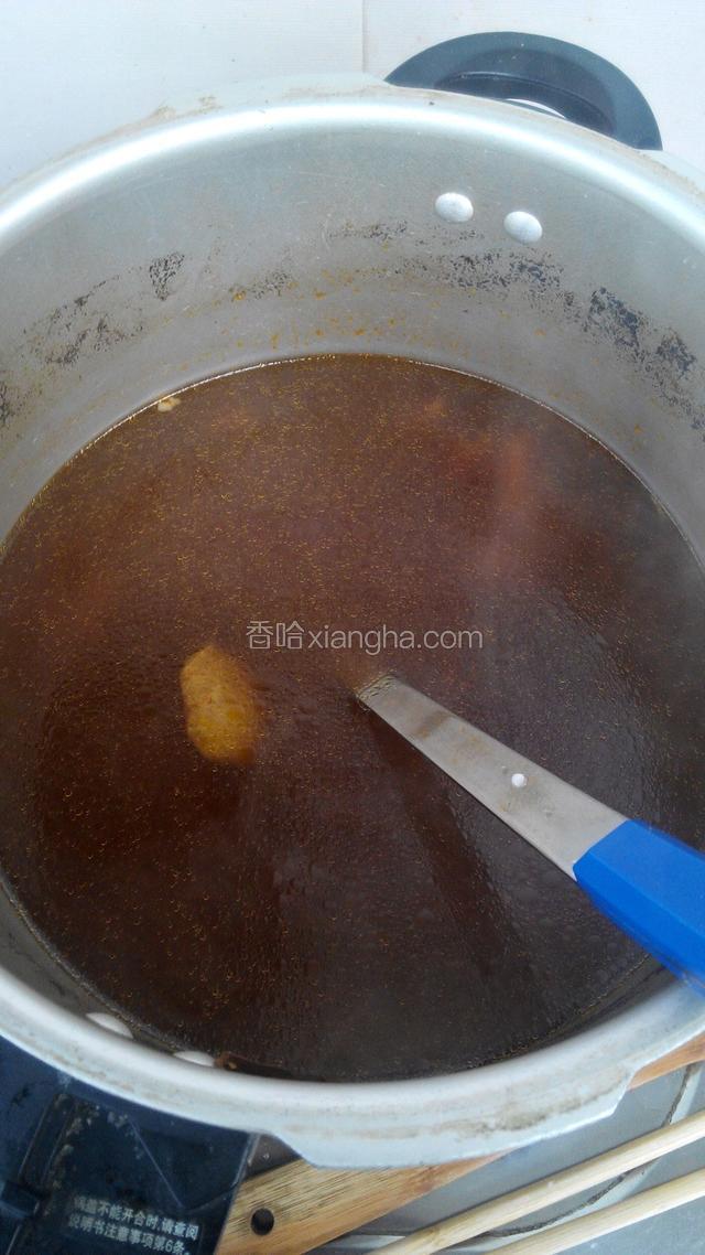 开锅，加调料，生抽，老抽，番茄酱，蚝油，胡萝卜，盐，糖，
再压二十分钟，加胡椒出锅。